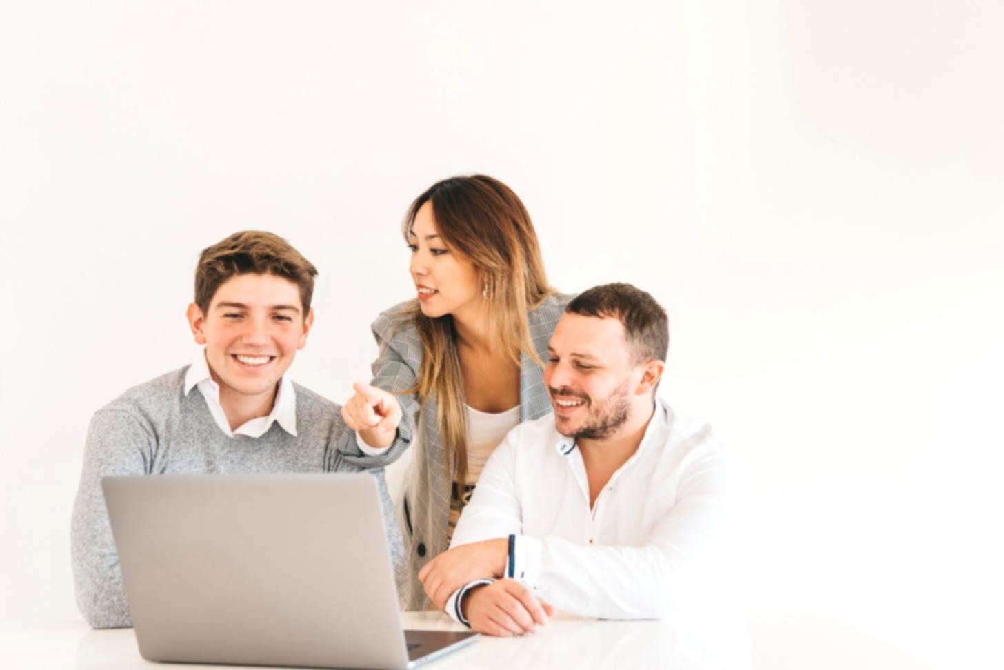 Teilnehmer diskutieren Markttrends und Investitionsstrategien in interaktiver Lernsituation