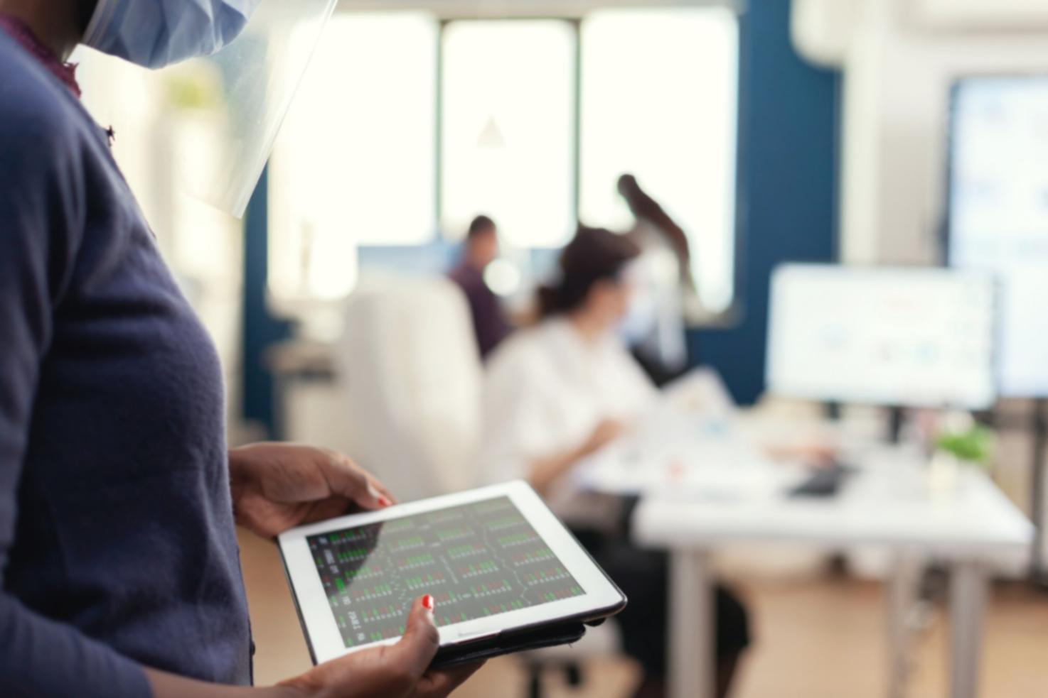 Detailaufnahme eines Finanzanalyse-Arbeitsplatzes mit Charts und Berichten